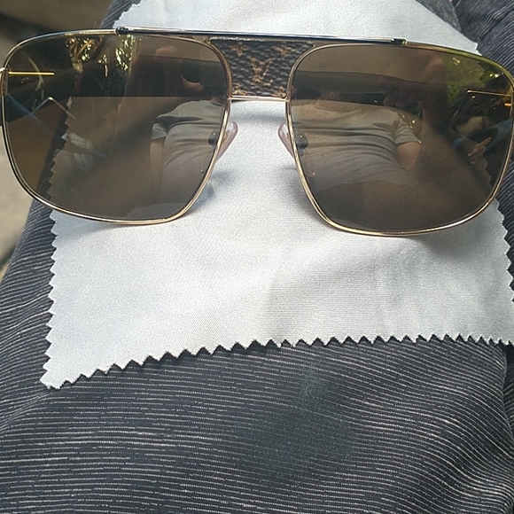 Louis Vuitton - Picture 3 of 5